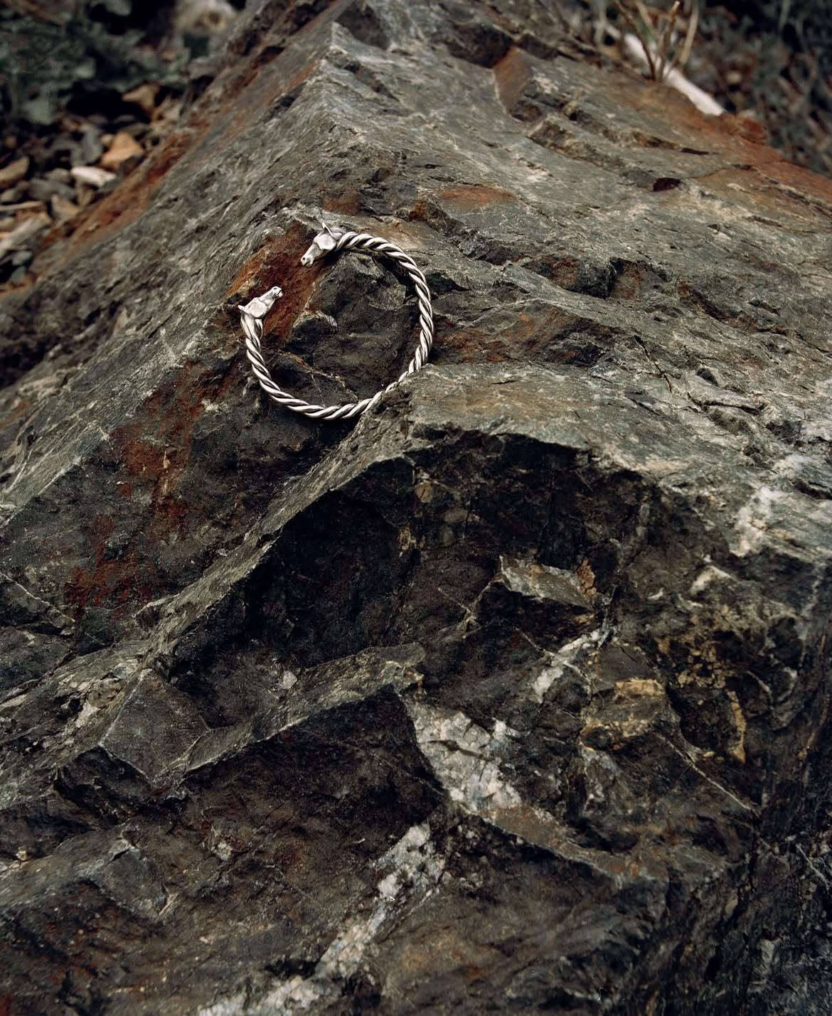 MŪRAA Nomadic Horse Twisted Cuff (Blezik)